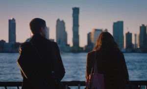 Escena de Julian junto al río